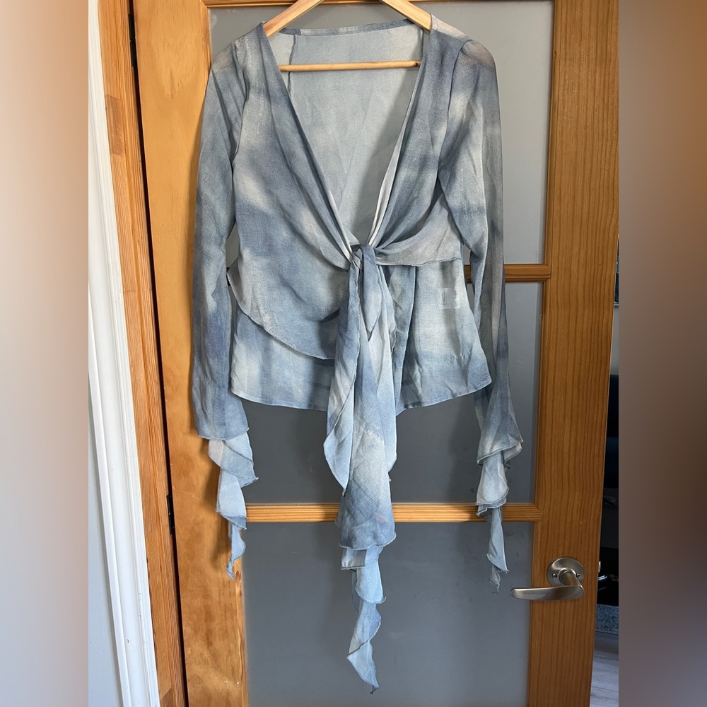 (5/$10) Ruffle V Neck Flowy Long Sleeve Blue Water Dye Front Tie Top 🦋
